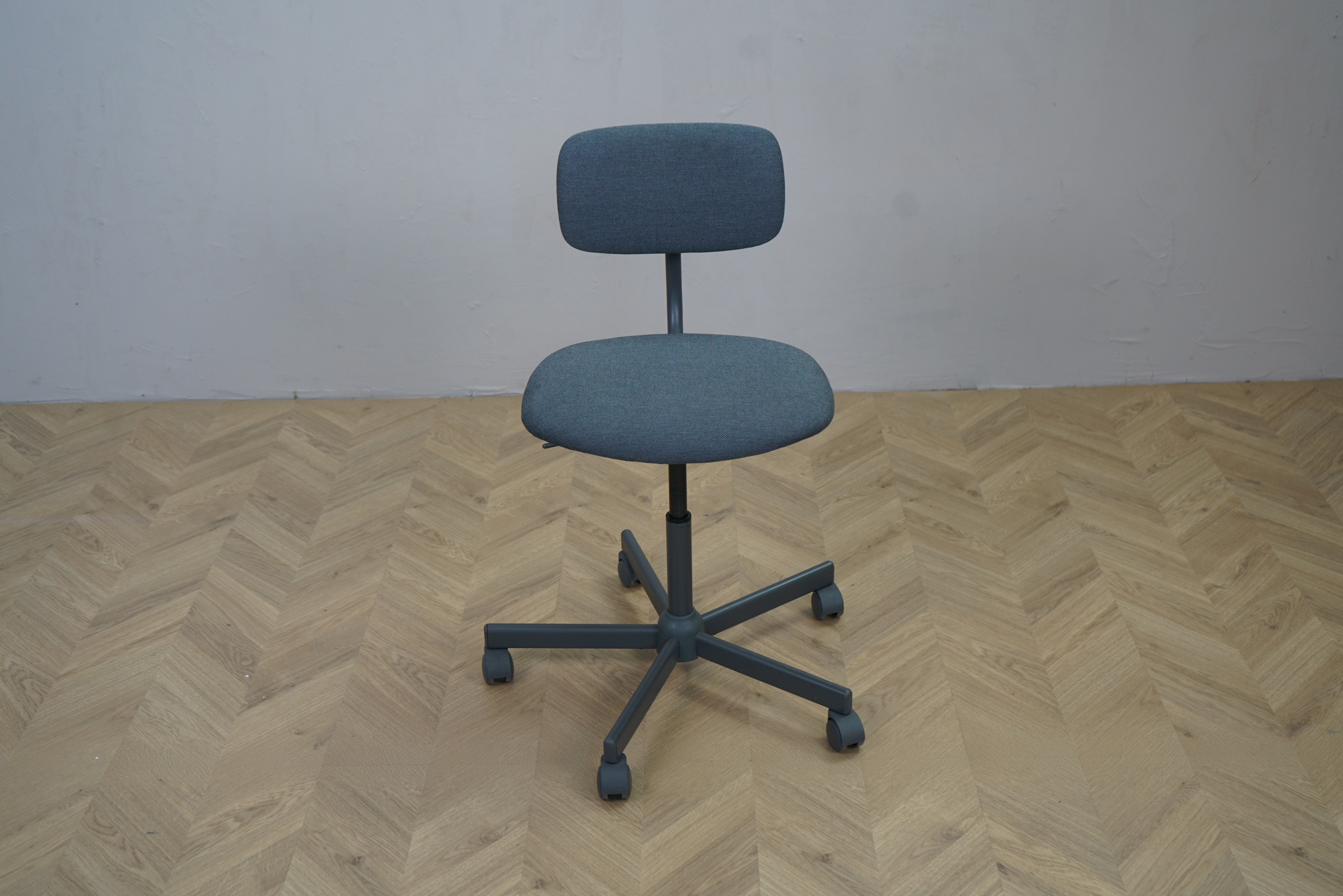 Frontbillede af IKEA kontorstol i blå polstring med hjul – ergonomisk kontorstol til kontor og hjem.